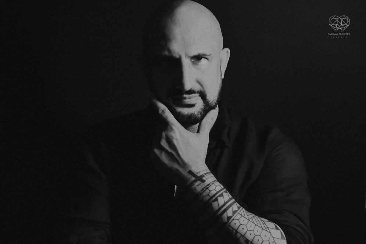 Ensaio casal lifestyke espontaneo e sensual fotografado pela fotografa nayara andrade premiada internacionalmente  fotos marcantes com luz forte sexy