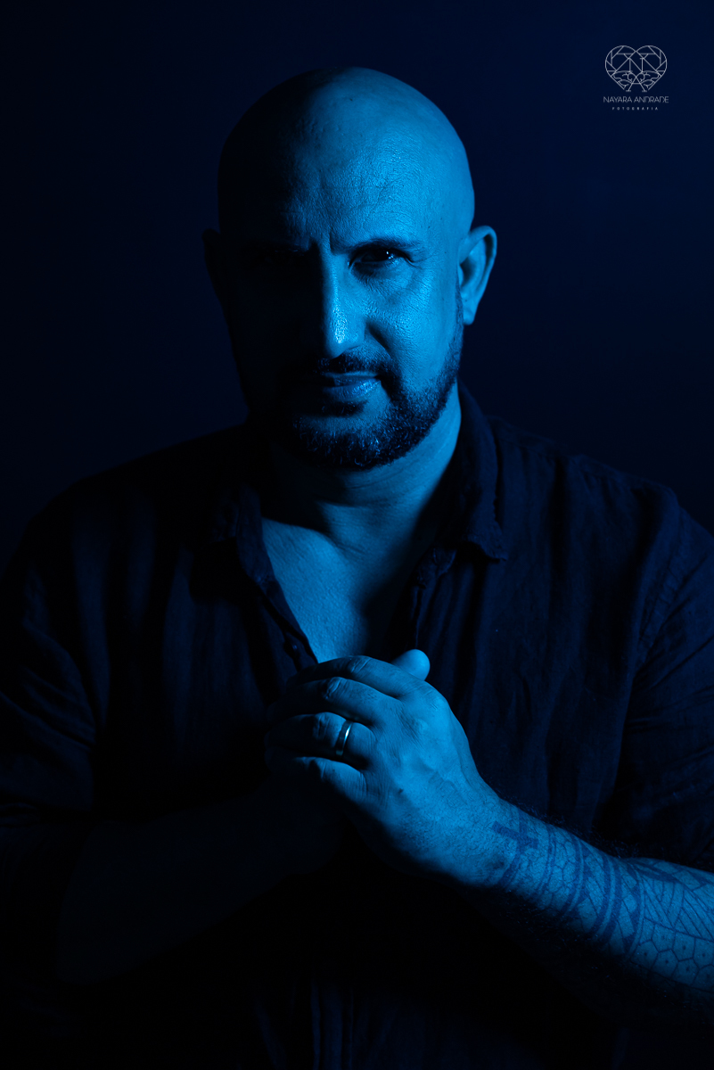 Ensaio casal lifestyke espontaneo e sensual fotografado pela fotografa nayara andrade premiada internacionalmente  casal na cama no sofa da sala