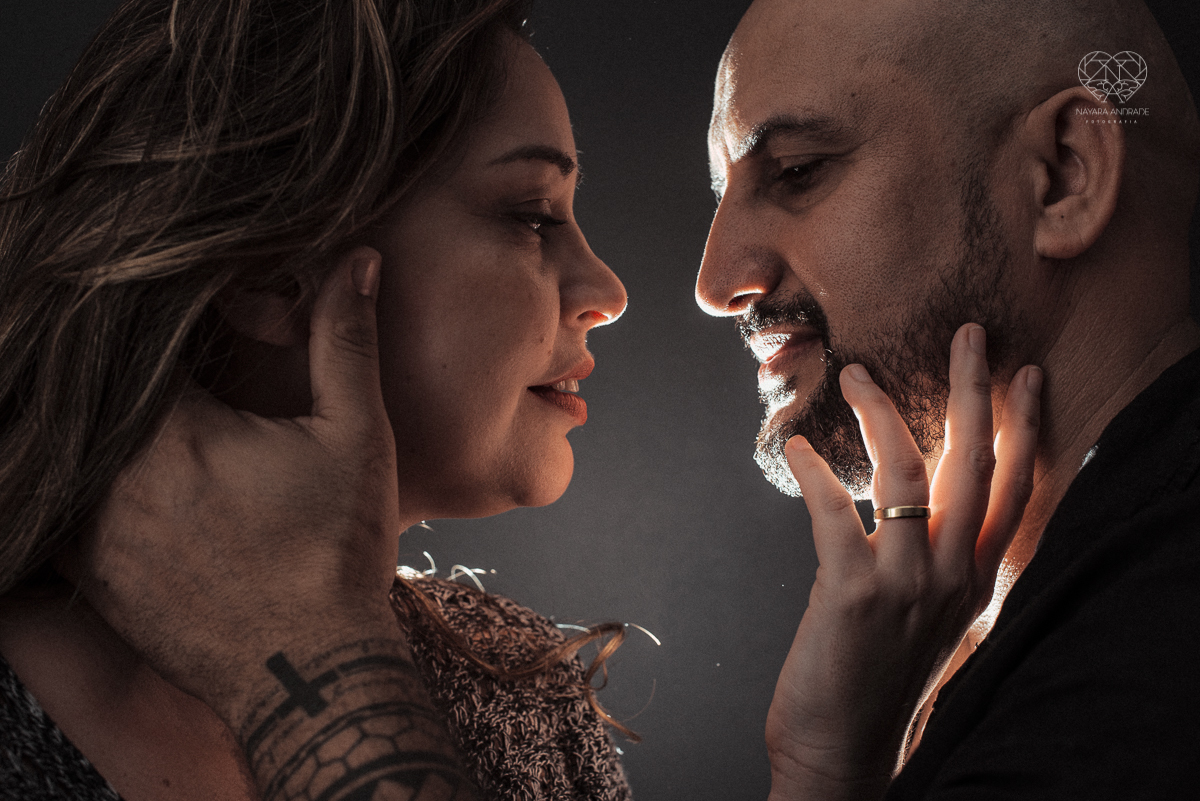 Ensaio casal lifestyke espontaneo e sensual fotografado pela fotografa nayara andrade premiada internacionalmente  fotos marcantes com luz forte sexy