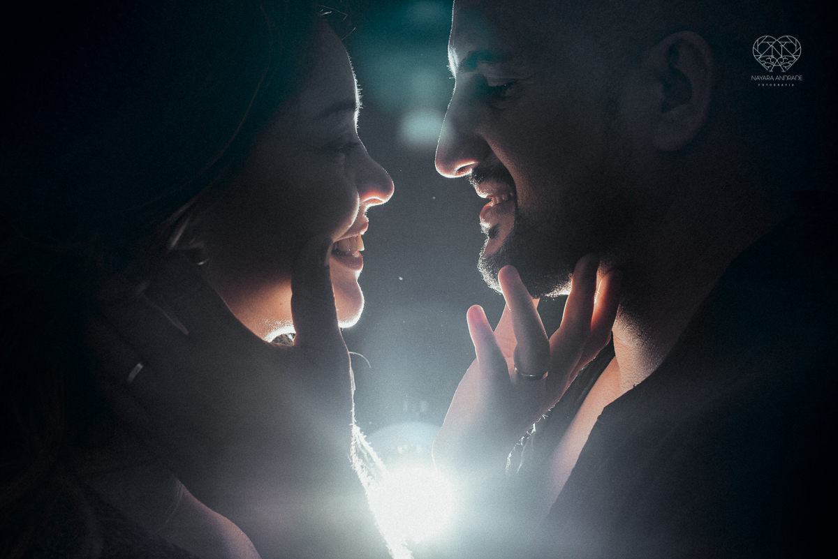 Ensaio casal lifestyke espontaneo e sensual fotografado pela fotografa nayara andrade premiada internacionalmente  fotos marcantes com luz forte sexy
