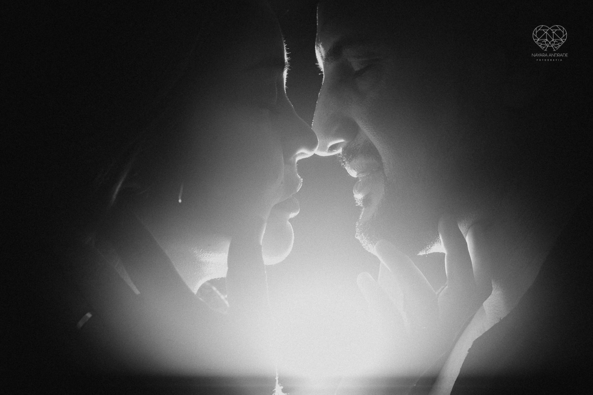 Ensaio casal lifestyke espontaneo e sensual fotografado pela fotografa nayara andrade premiada internacionalmente  fotos marcantes com luz forte sexy