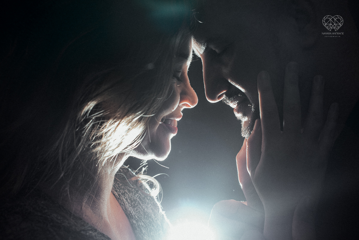 Ensaio casal lifestyke espontaneo e sensual fotografado pela fotografa nayara andrade premiada internacionalmente  fotos marcantes com luz forte sexy