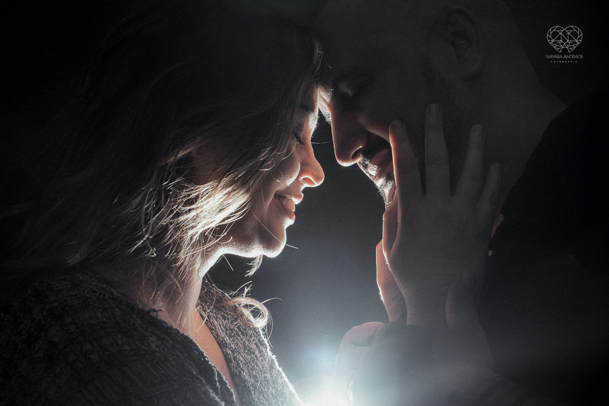 Ensaio casal lifestyke espontaneo e sensual fotografado pela fotografa nayara andrade premiada internacionalmente  fotos marcantes com luz forte sexy
