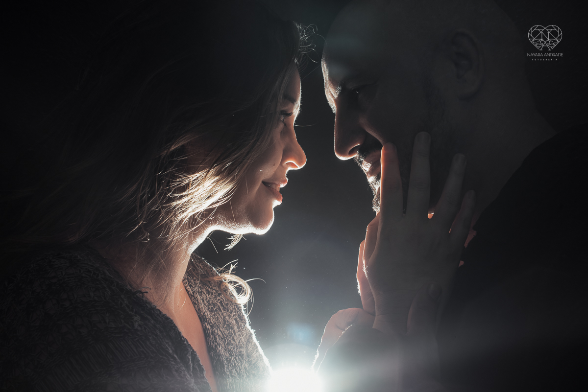 Ensaio casal lifestyke espontaneo e sensual fotografado pela fotografa nayara andrade premiada internacionalmente  fotos marcantes com luz forte sexy
