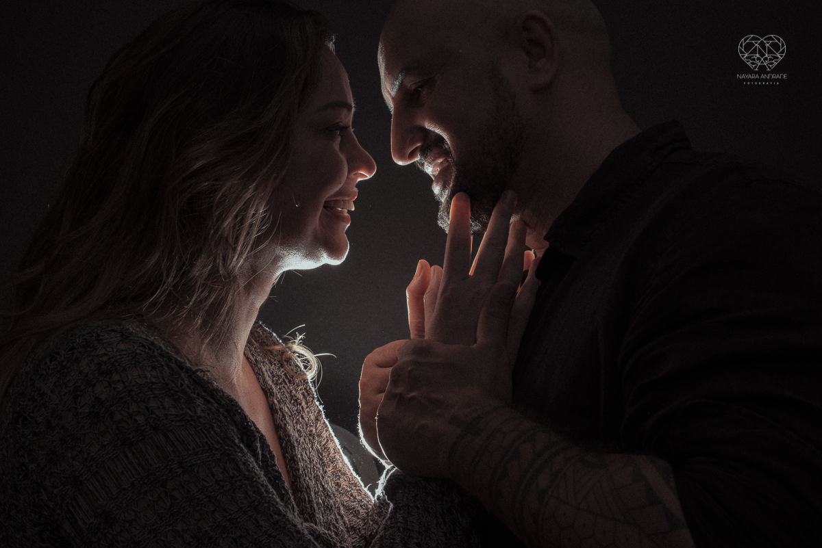 Ensaio casal lifestyke espontaneo e sensual fotografado pela fotografa nayara andrade premiada internacionalmente  fotos marcantes com luz forte sexy