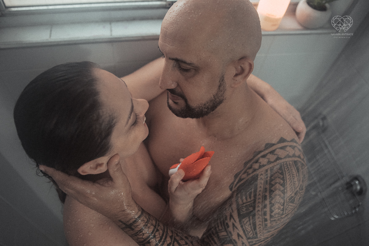 Ensaio casal lifestyke espontaneo e sensual fotografado pela fotografa nayara andrade premiada internacionalmente fotos do casal no chuveiro tomando banho