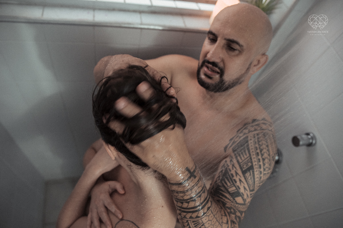 Ensaio casal lifestyke espontaneo e sensual fotografado pela fotografa nayara andrade premiada internacionalmente fotos do casal no chuveiro tomando banho
