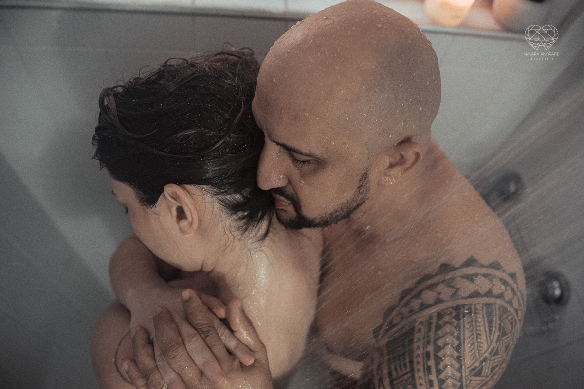 Ensaio casal lifestyke espontaneo e sensual fotografado pela fotografa nayara andrade premiada internacionalmente fotos do casal no chuveiro tomando banho