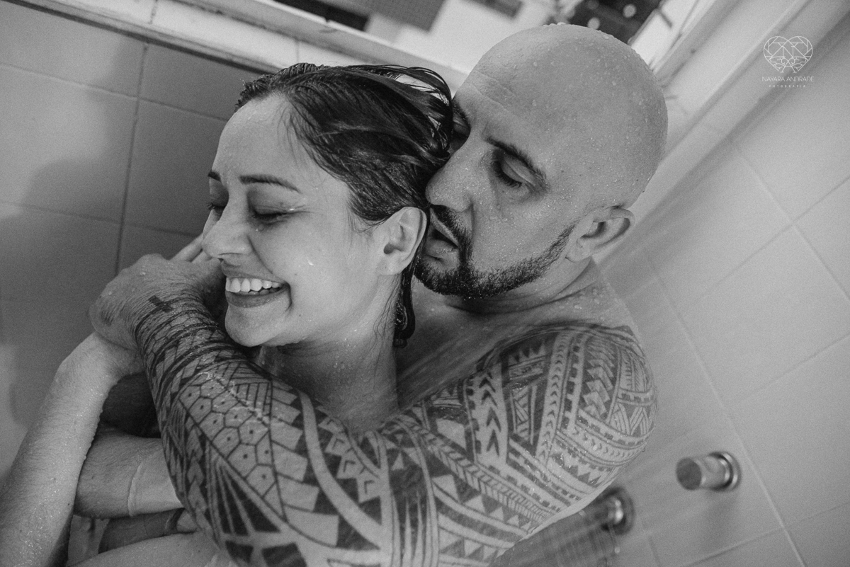 Ensaio casal lifestyke espontaneo e sensual fotografado pela fotografa nayara andrade premiada internacionalmente fotos do casal no chuveiro tomando banho