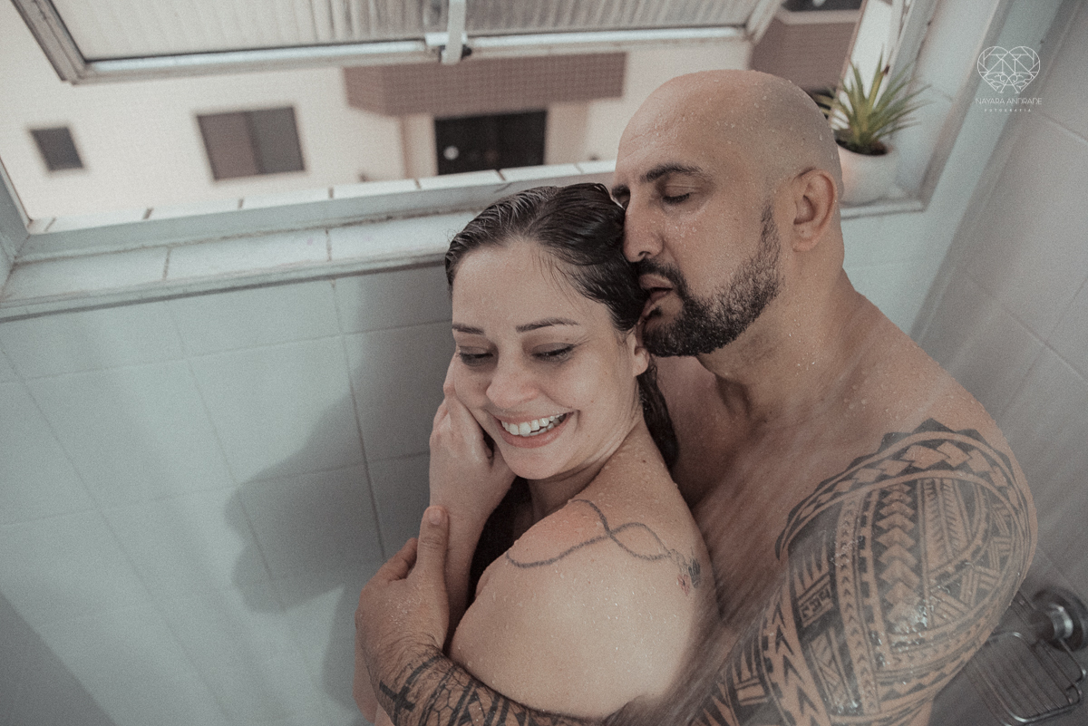 Ensaio casal lifestyke espontaneo e sensual fotografado pela fotografa nayara andrade premiada internacionalmente fotos do casal no chuveiro tomando banho