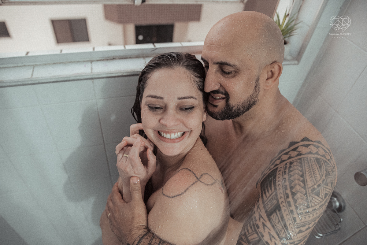 Ensaio casal lifestyke espontaneo e sensual fotografado pela fotografa nayara andrade premiada internacionalmente fotos do casal no chuveiro tomando banho