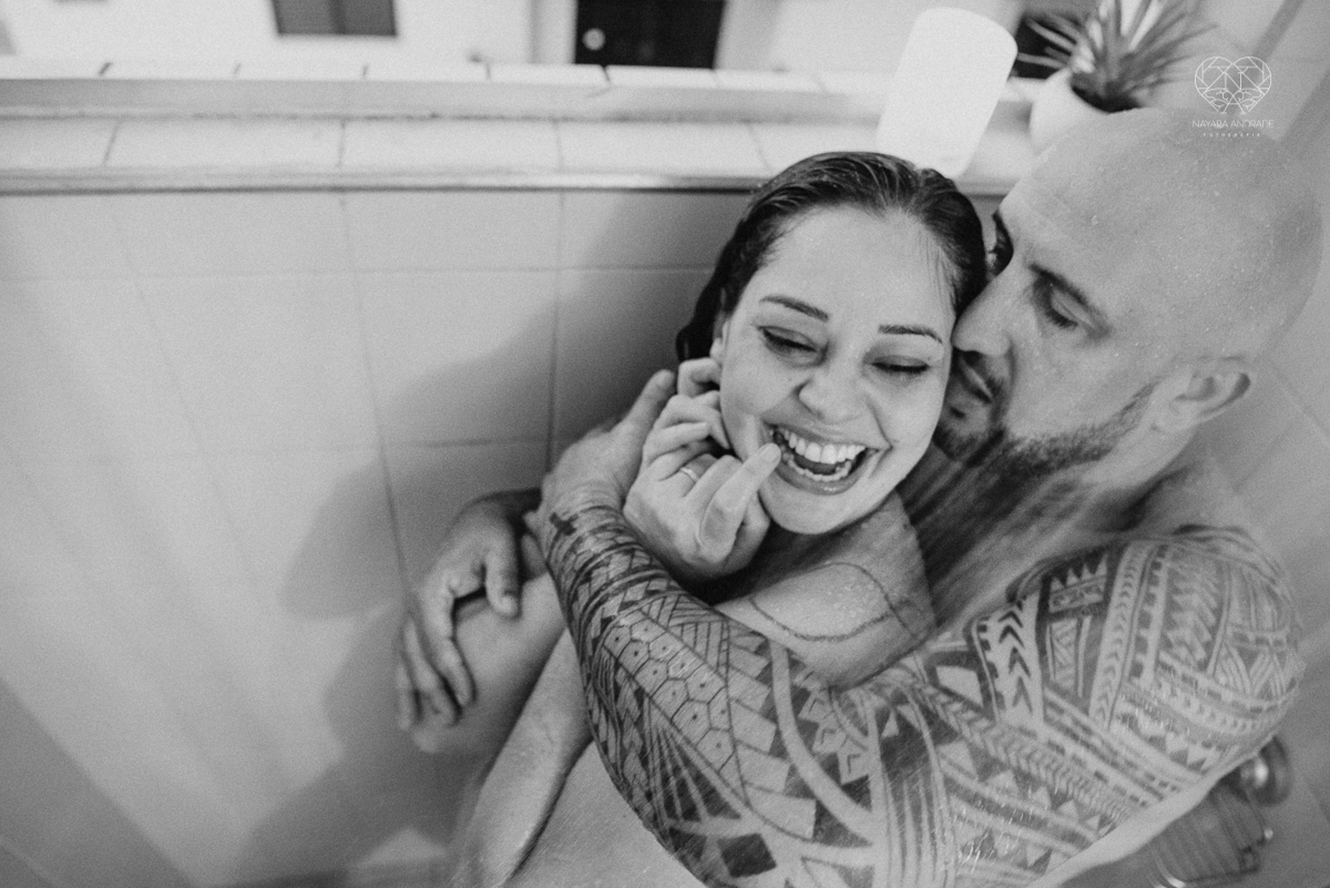 Ensaio casal lifestyke espontaneo e sensual fotografado pela fotografa nayara andrade premiada internacionalmente fotos do casal no chuveiro tomando banho
