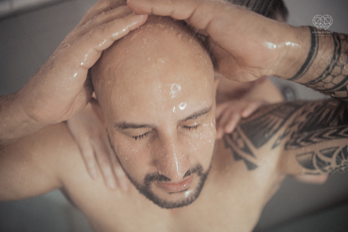 Ensaio casal lifestyke espontaneo e sensual fotografado pela fotografa nayara andrade premiada internacionalmente fotos do casal no chuveiro tomando banho