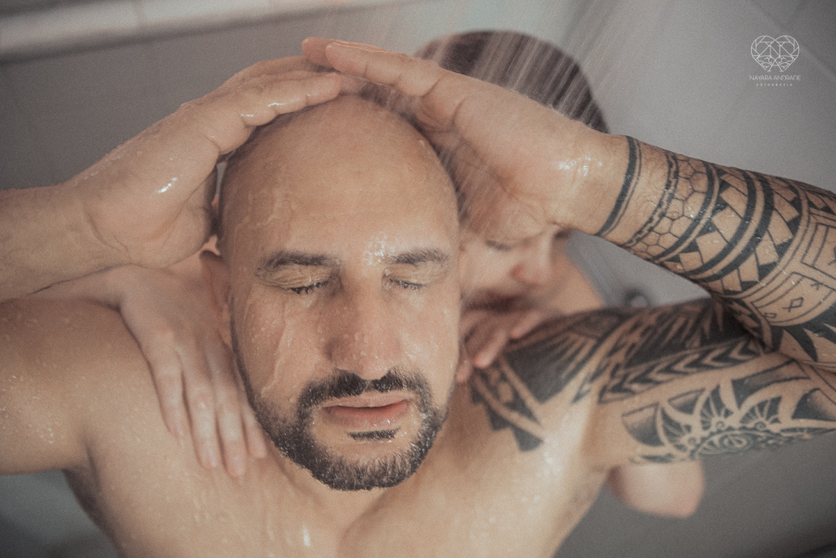Ensaio casal lifestyke espontaneo e sensual fotografado pela fotografa nayara andrade premiada internacionalmente fotos do casal no chuveiro tomando banho
