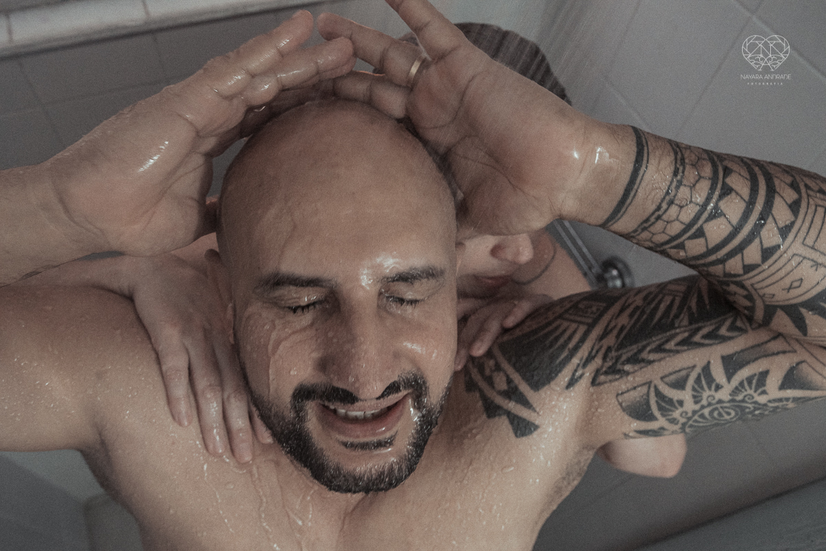 Ensaio casal lifestyke espontaneo e sensual fotografado pela fotografa nayara andrade premiada internacionalmente fotos do casal no chuveiro tomando banho