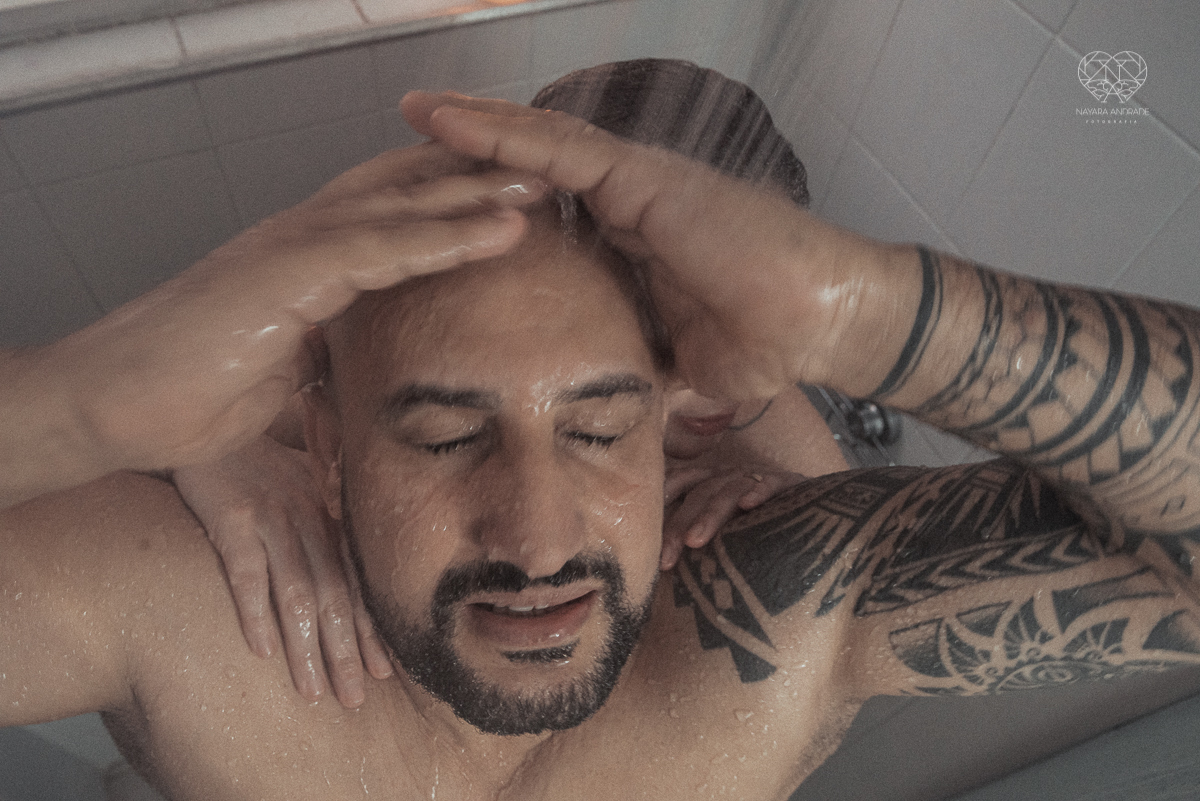 Ensaio casal lifestyke espontaneo e sensual fotografado pela fotografa nayara andrade premiada internacionalmente fotos do casal no chuveiro tomando banho