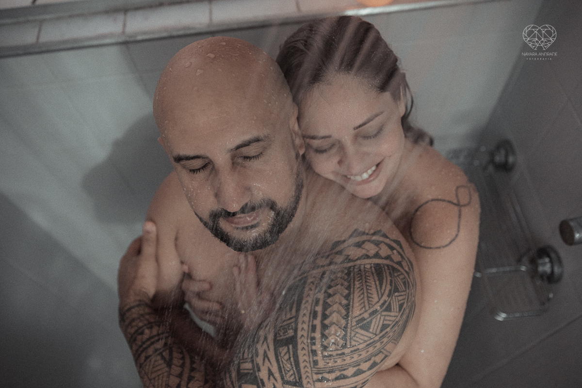 Ensaio casal lifestyke espontaneo e sensual fotografado pela fotografa nayara andrade premiada internacionalmente fotos do casal no chuveiro tomando banho