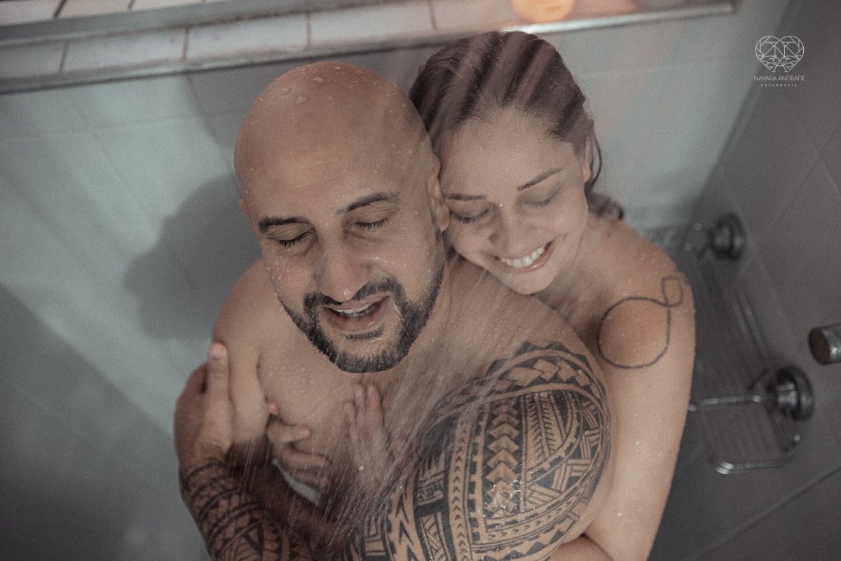 Ensaio casal lifestyke espontaneo e sensual fotografado pela fotografa nayara andrade premiada internacionalmente fotos do casal no chuveiro tomando banho