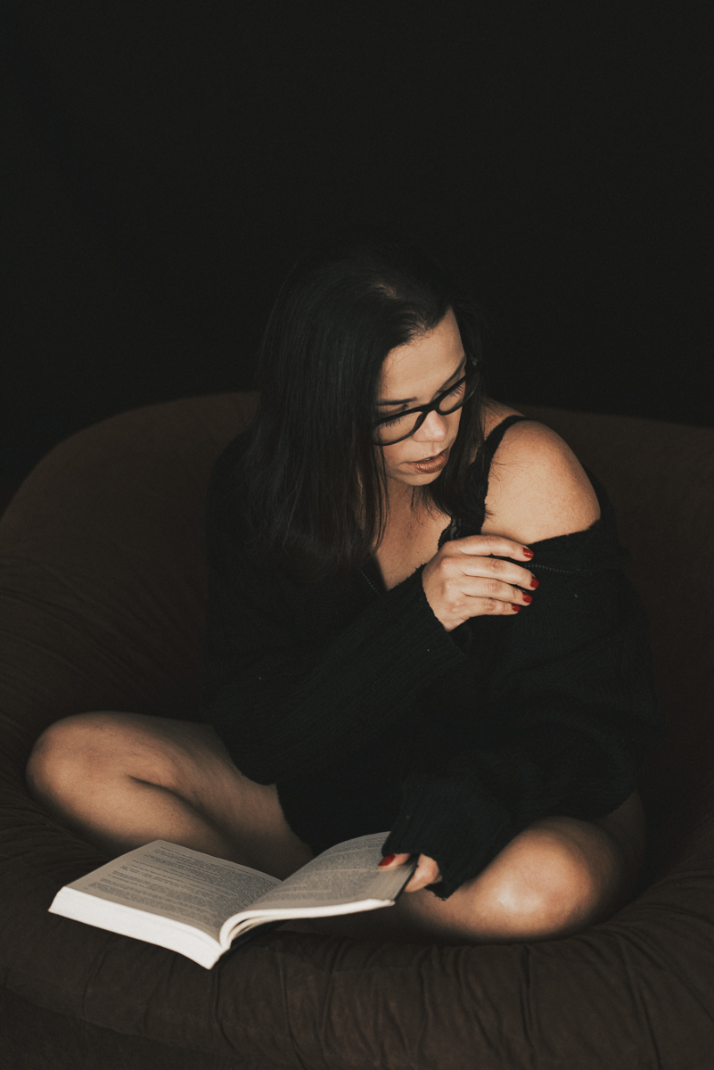 Ensaio feminino em estudio estilo boudoir em Santos litoral de Sao Paulo feito pela fotografa premiada Nayara Andrade ensaio que mostra sensibilidade e sensualidade da mulher ensaio na cama e no estudio