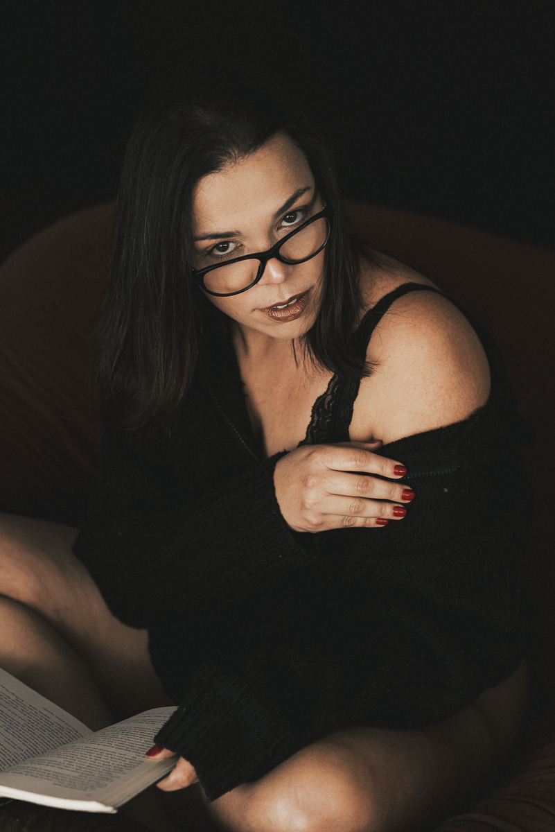 Ensaio feminino em estudio estilo boudoir em Santos litoral de Sao Paulo feito pela fotografa premiada Nayara Andrade ensaio que mostra sensibilidade e sensualidade da mulher ensaio na cama e no estudio