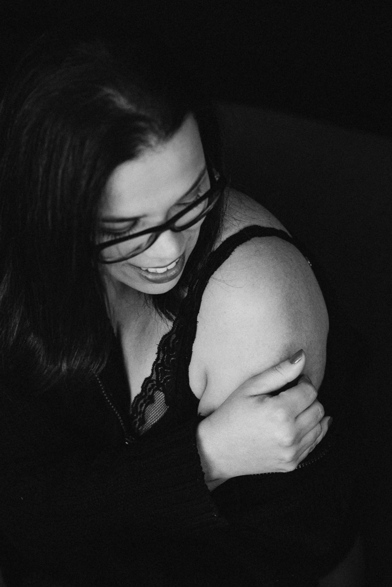 Ensaio feminino em estudio estilo boudoir em Santos litoral de Sao Paulo feito pela fotografa premiada Nayara Andrade ensaio que mostra sensibilidade e sensualidade da mulher ensaio na cama e no estudio