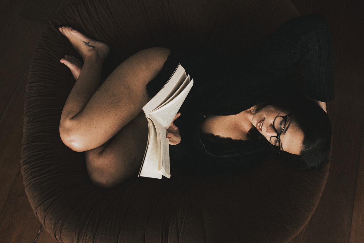 Ensaio feminino em estudio estilo boudoir em Santos litoral de Sao Paulo feito pela fotografa premiada Nayara Andrade ensaio que mostra sensibilidade e sensualidade da mulher ensaio na cama e no estudio