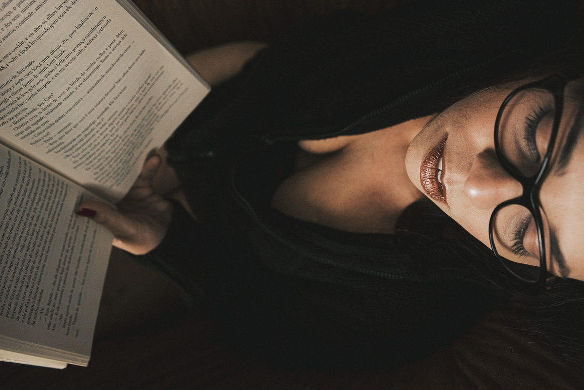 Ensaio feminino em estudio estilo boudoir em Santos litoral de Sao Paulo feito pela fotografa premiada Nayara Andrade ensaio que mostra sensibilidade e sensualidade da mulher ensaio na cama e no estudio