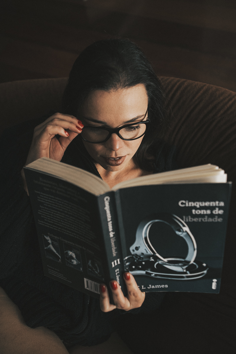 Ensaio feminino em estudio estilo boudoir em Santos litoral de Sao Paulo feito pela fotografa premiada Nayara Andrade ensaio que mostra sensibilidade e sensualidade da mulher ensaio na cama e no estudio