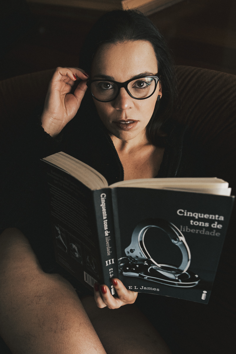 Ensaio feminino em estudio estilo boudoir em Santos litoral de Sao Paulo feito pela fotografa premiada Nayara Andrade ensaio que mostra sensibilidade e sensualidade da mulher ensaio na cama e no estudio