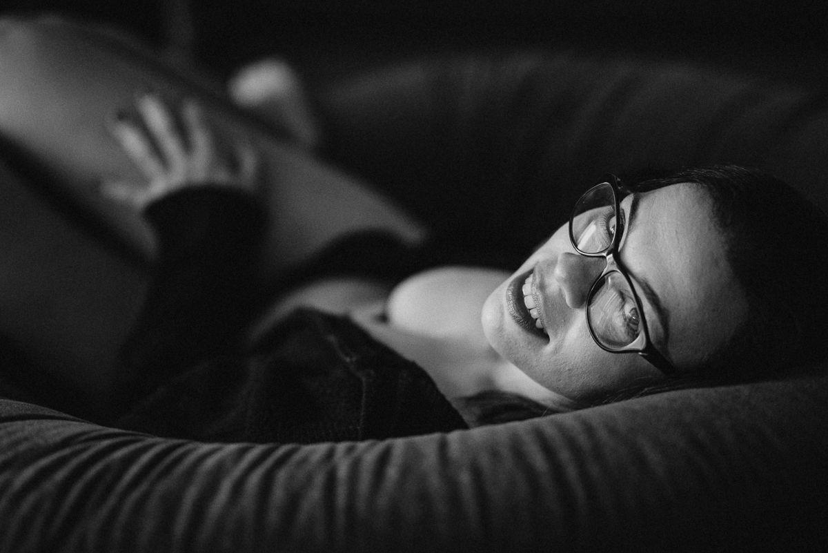 Ensaio feminino em estudio estilo boudoir em Santos litoral de Sao Paulo feito pela fotografa premiada Nayara Andrade ensaio que mostra sensibilidade e sensualidade da mulher ensaio na cama e no estudio