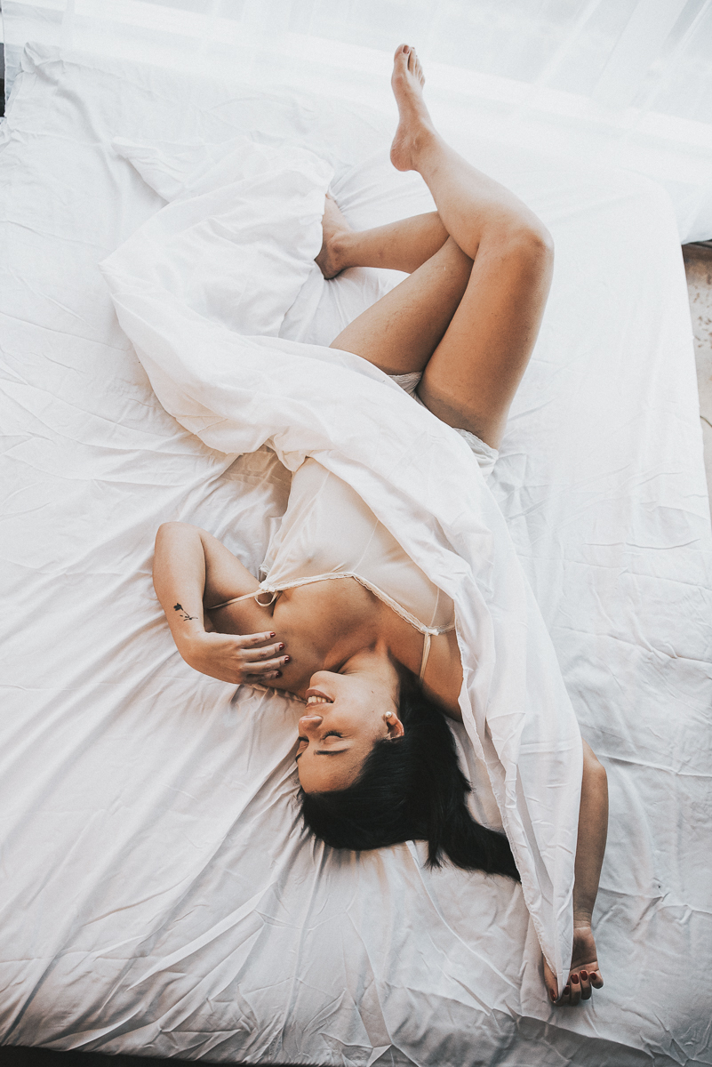 Ensaio feminino em estudio estilo boudoir em Santos litoral de Sao Paulo feito pela fotografa premiada Nayara Andrade ensaio que mostra sensibilidade e sensualidade da mulher ensaio na cama e no estudio