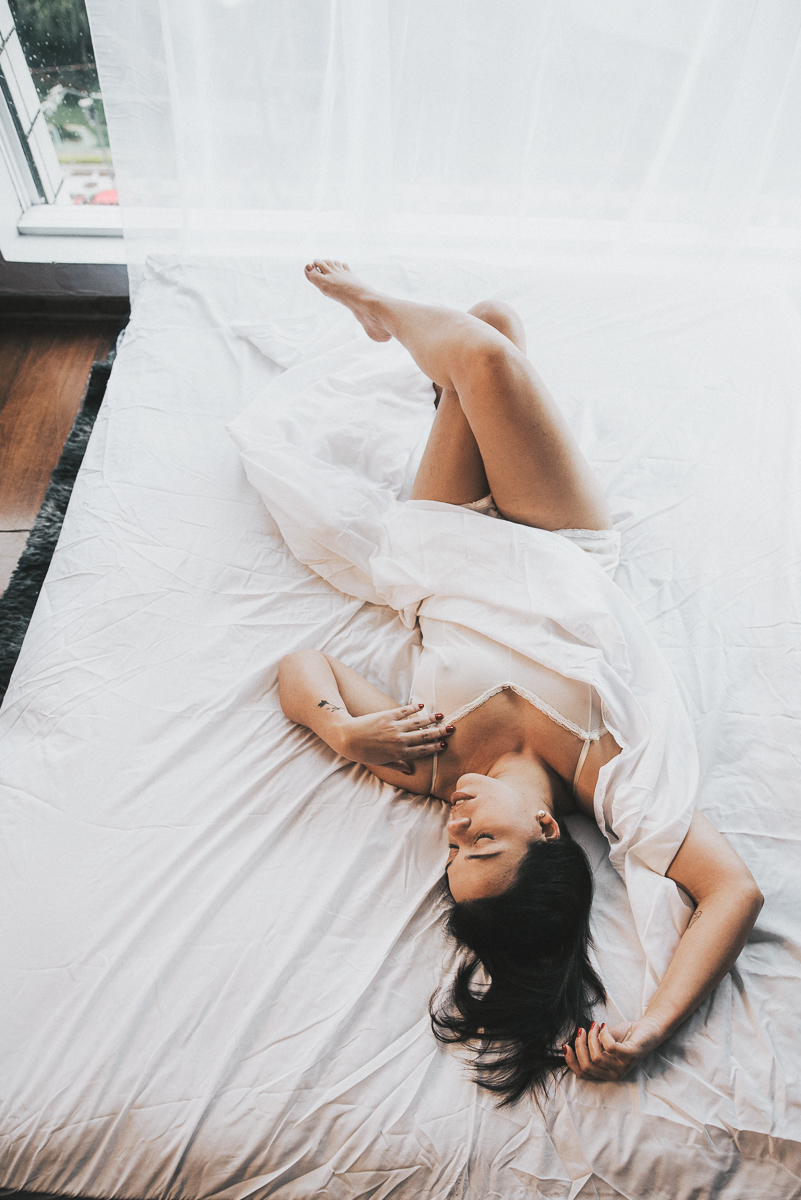 Ensaio feminino em estudio estilo boudoir em Santos litoral de Sao Paulo feito pela fotografa premiada Nayara Andrade ensaio que mostra sensibilidade e sensualidade da mulher ensaio na cama e no estudio