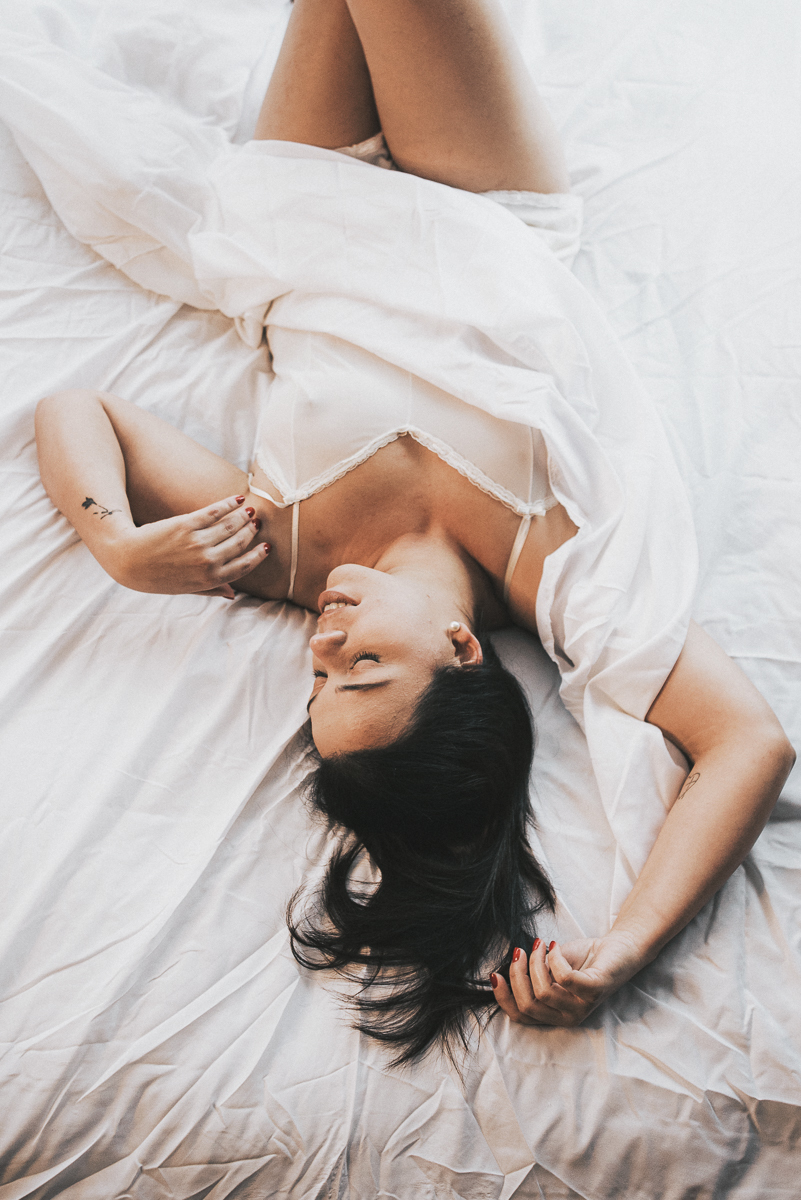 Ensaio feminino em estudio estilo boudoir em Santos litoral de Sao Paulo feito pela fotografa premiada Nayara Andrade ensaio que mostra sensibilidade e sensualidade da mulher ensaio na cama e no estudio