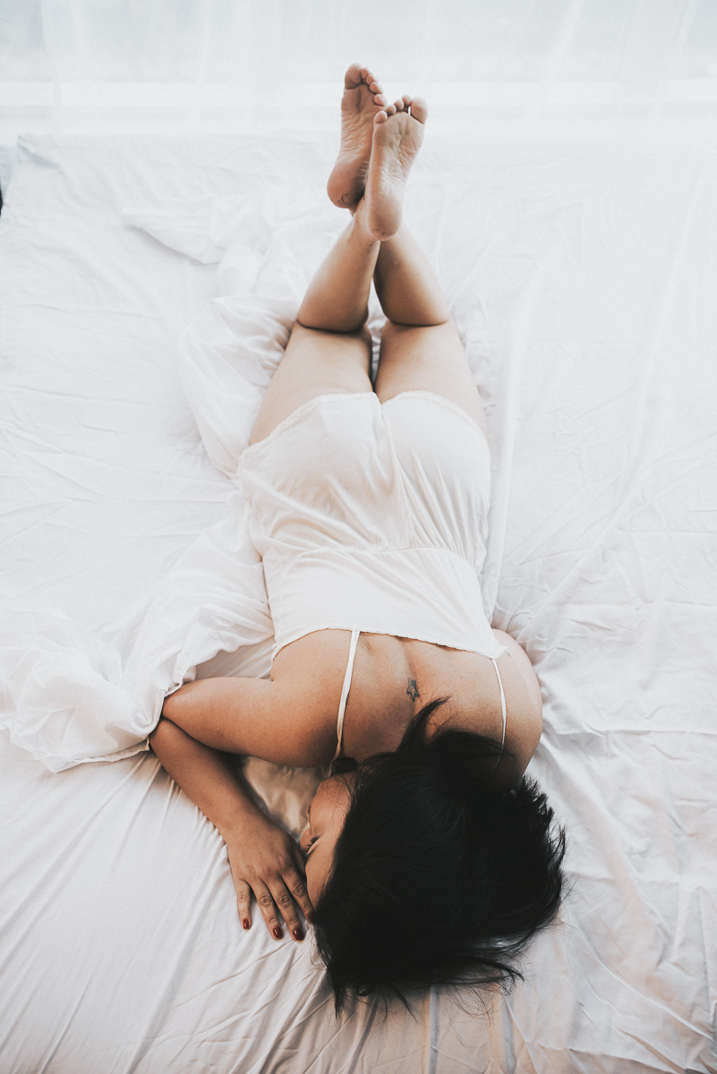 Ensaio feminino em estudio estilo boudoir em Santos litoral de Sao Paulo feito pela fotografa premiada Nayara Andrade ensaio que mostra sensibilidade e sensualidade da mulher ensaio na cama e no estudio