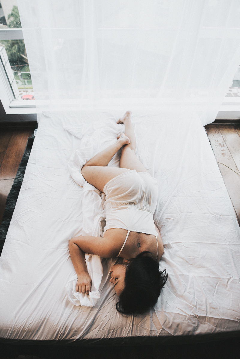 Ensaio feminino em estudio estilo boudoir em Santos litoral de Sao Paulo feito pela fotografa premiada Nayara Andrade ensaio que mostra sensibilidade e sensualidade da mulher ensaio na cama e no estudio