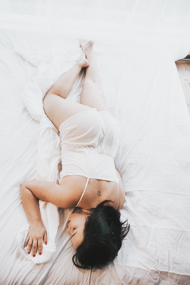 Ensaio feminino em estudio estilo boudoir em Santos litoral de Sao Paulo feito pela fotografa premiada Nayara Andrade ensaio que mostra sensibilidade e sensualidade da mulher ensaio na cama e no estudio