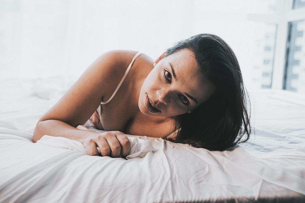 Ensaio feminino em estudio estilo boudoir em Santos litoral de Sao Paulo feito pela fotografa premiada Nayara Andrade ensaio que mostra sensibilidade e sensualidade da mulher ensaio na cama e no estudio