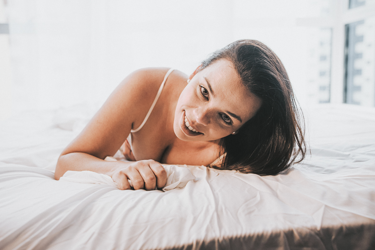 vEnsaio feminino em estudio estilo boudoir em Santos litoral de Sao Paulo feito pela fotografa premiada Nayara Andrade ensaio que mostra sensibilidade e sensualidade da mulher ensaio na cama e no estudio