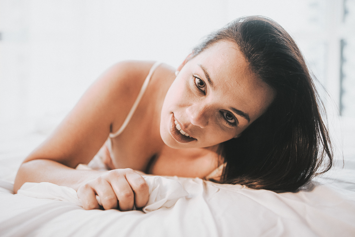 Ensaio feminino em estudio estilo boudoir em Santos litoral de Sao Paulo feito pela fotografa premiada Nayara Andrade ensaio que mostra sensibilidade e sensualidade da mulher ensaio na cama e no estudio
