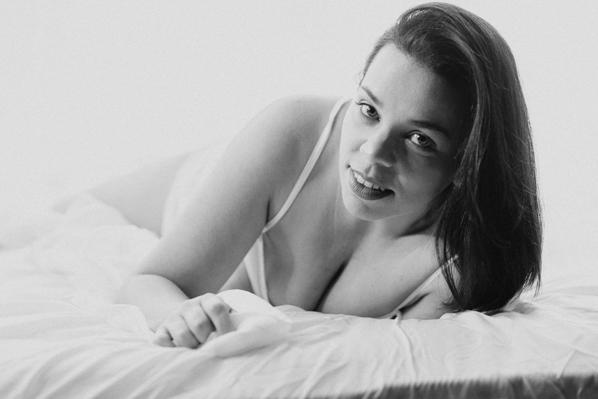 Ensaio feminino em estudio estilo boudoir em Santos litoral de Sao Paulo feito pela fotografa premiada Nayara Andrade ensaio que mostra sensibilidade e sensualidade da mulher ensaio na cama e no estudio