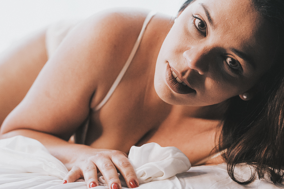 Ensaio feminino em estudio estilo boudoir em Santos litoral de Sao Paulo feito pela fotografa premiada Nayara Andrade ensaio que mostra sensibilidade e sensualidade da mulher ensaio na cama e no estudio