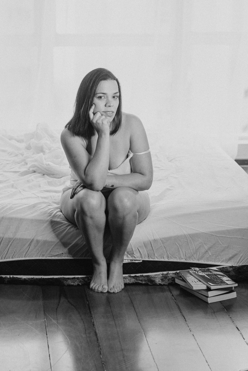 Ensaio feminino em estudio estilo boudoir em Santos litoral de Sao Paulo feito pela fotografa premiada Nayara Andrade ensaio que mostra sensibilidade e sensualidade da mulher ensaio na cama e no estudio