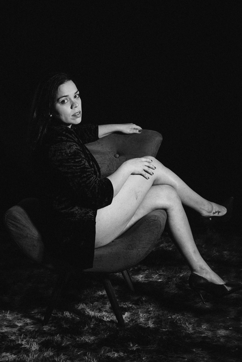 Ensaio feminino em estudio estilo boudoir em Santos litoral de Sao Paulo feito pela fotografa premiada Nayara Andrade ensaio que mostra sensibilidade e sensualidade da mulher ensaio na cama e no estudio