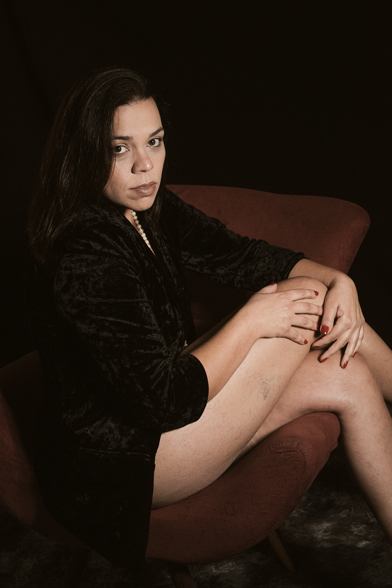 Ensaio feminino em estudio estilo boudoir em Santos litoral de Sao Paulo feito pela fotografa premiada Nayara Andrade ensaio que mostra sensibilidade e sensualidade da mulher ensaio na cama e no estudio