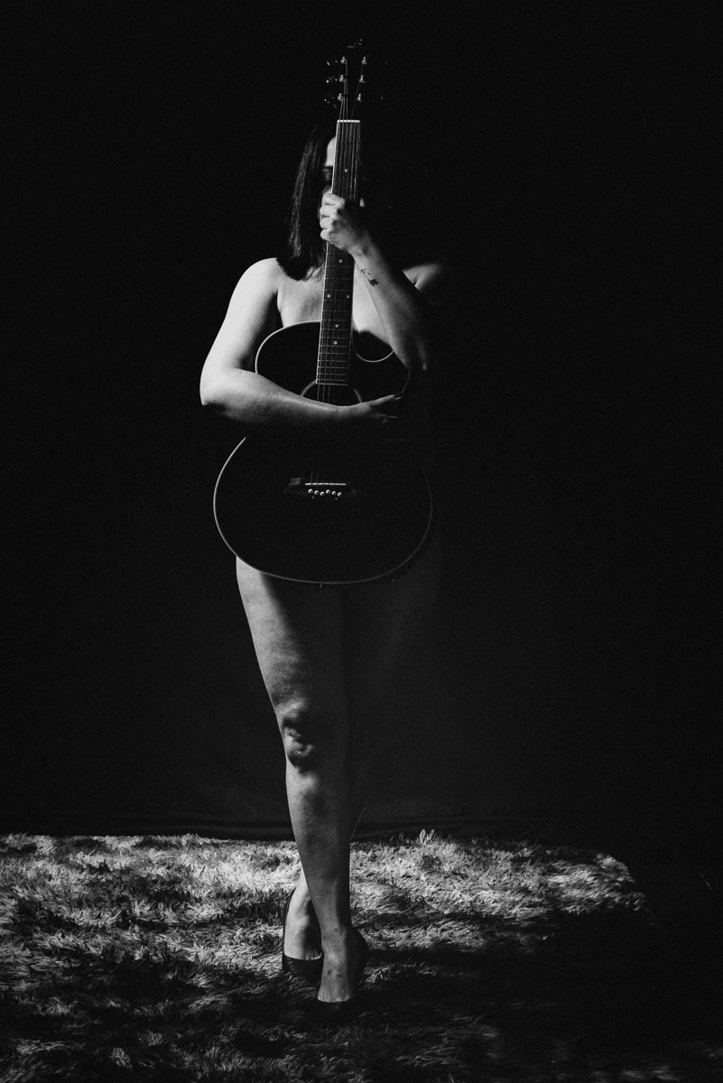Ensaio feminino em estudio estilo boudoir em Santos litoral de Sao Paulo feito pela fotografa premiada Nayara Andrade ensaio que mostra sensibilidade e sensualidade da mulher ensaio na cama e no estudio