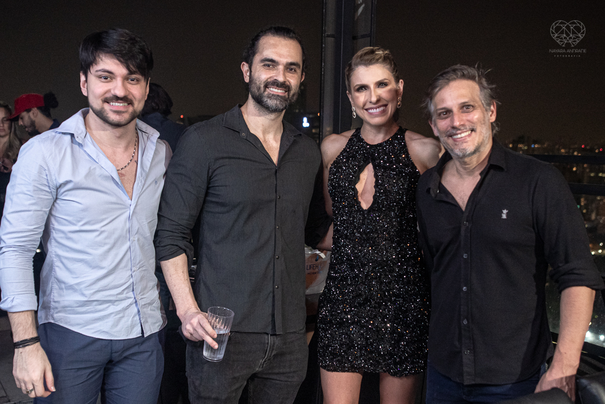 aniversario da pianista Juliana D'Agostini no terrazza rooftop em sao paulo aniversariante veste Israel Valentim modelo preto com brilho e patrocinada pelos pianos cassio fotografia  premiada nayara andrade aniversario na capital de sao paulo com famososa