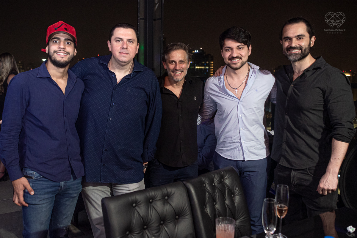 aniversario da pianista Juliana D'Agostini no terrazza rooftop em sao paulo aniversariante veste Israel Valentim modelo preto com brilho e patrocinada pelos pianos cassio fotografia  premiada nayara andrade aniversario na capital de sao paulo com famosos