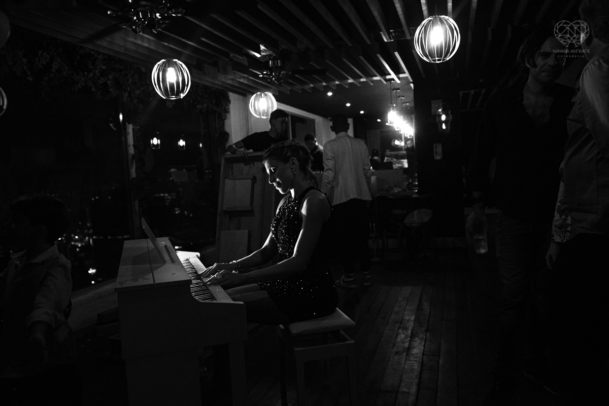 aniversario da pianista Juliana D'Agostini no terrazza rooftop em sao paulo aniversariante veste Israel Valentim modelo preto com brilho e patrocinada pelos pianos cassio fotografia  premiada nayara andrade aniversario na capital de sao paulo com famosos