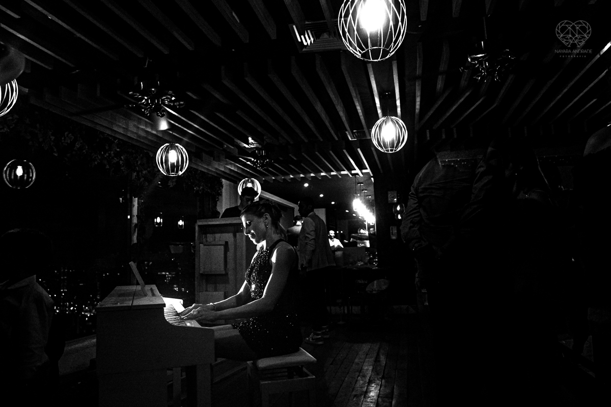 aniversario da pianista Juliana D'Agostini no terrazza rooftop em sao paulo aniversariante veste Israel Valentim modelo preto com brilho e patrocinada pelos pianos cassio fotografia  premiada nayara andrade aniversario na capital de sao paulo com famosos