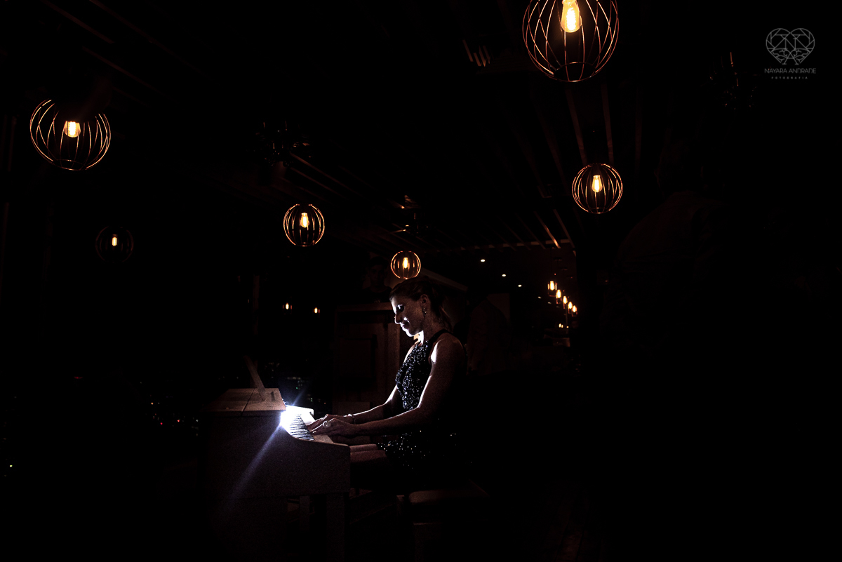 aniversario da pianista Juliana D'Agostini no terrazza rooftop em sao paulo aniversariante veste Israel Valentim modelo preto com brilho e patrocinada pelos pianos cassio fotografia  premiada nayara andrade aniversario na capital de sao paulo com famosos